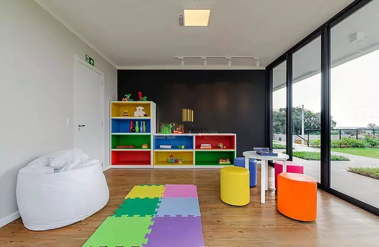 Casa em condomínio com 3 dormitórios, suíte e 2 vagas.