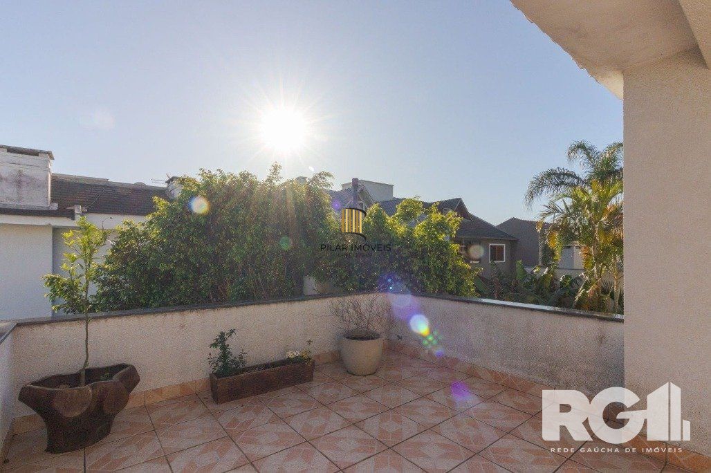 Casa em Condomínio com 3 Suítes, Espaço Gourmet e 5 Vagas de Garagem