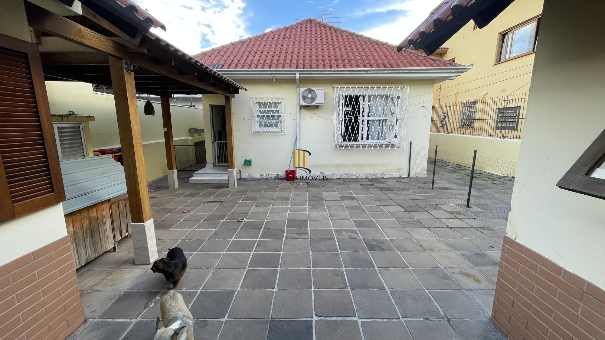 Casa térrea com 2 suítes com amplo pátio,