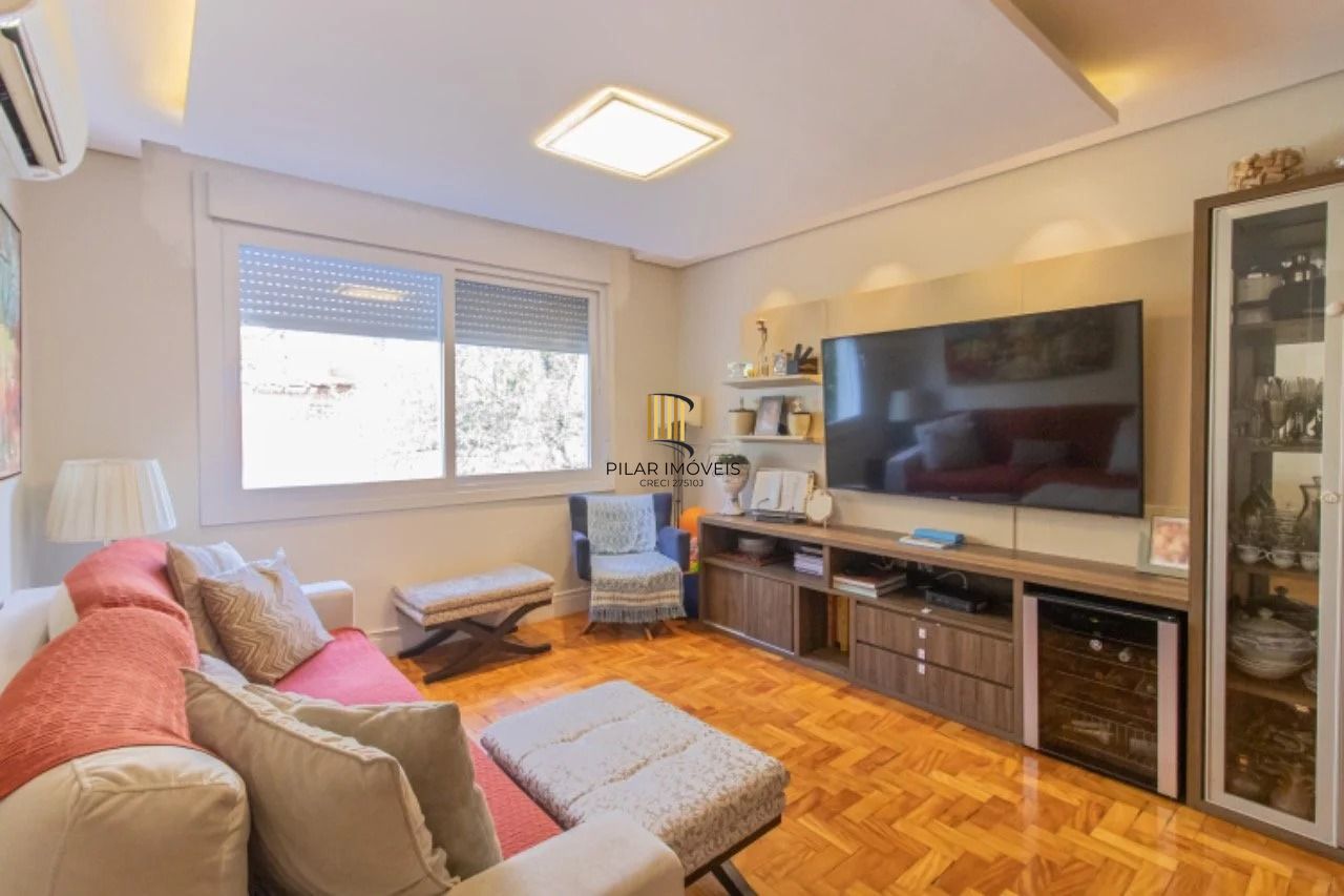 Apartamento com 3 dormitórios, 2 banheiros sociais e 2 vagas.