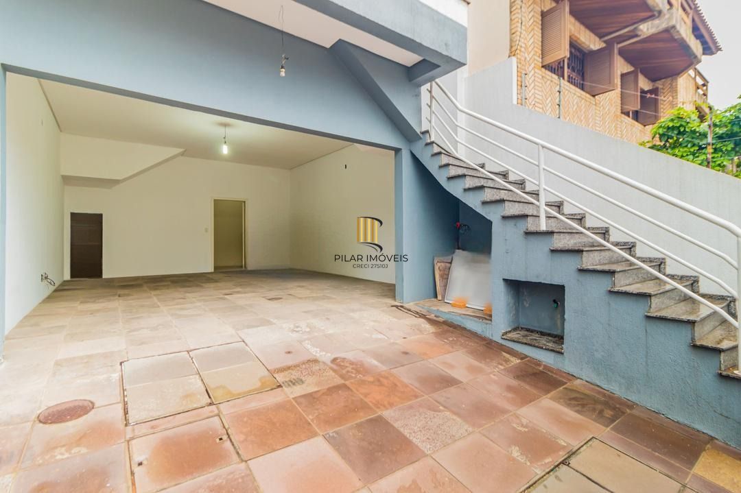 Casa com 3 dormitórios, suíte, lavabo e amplo pátio.