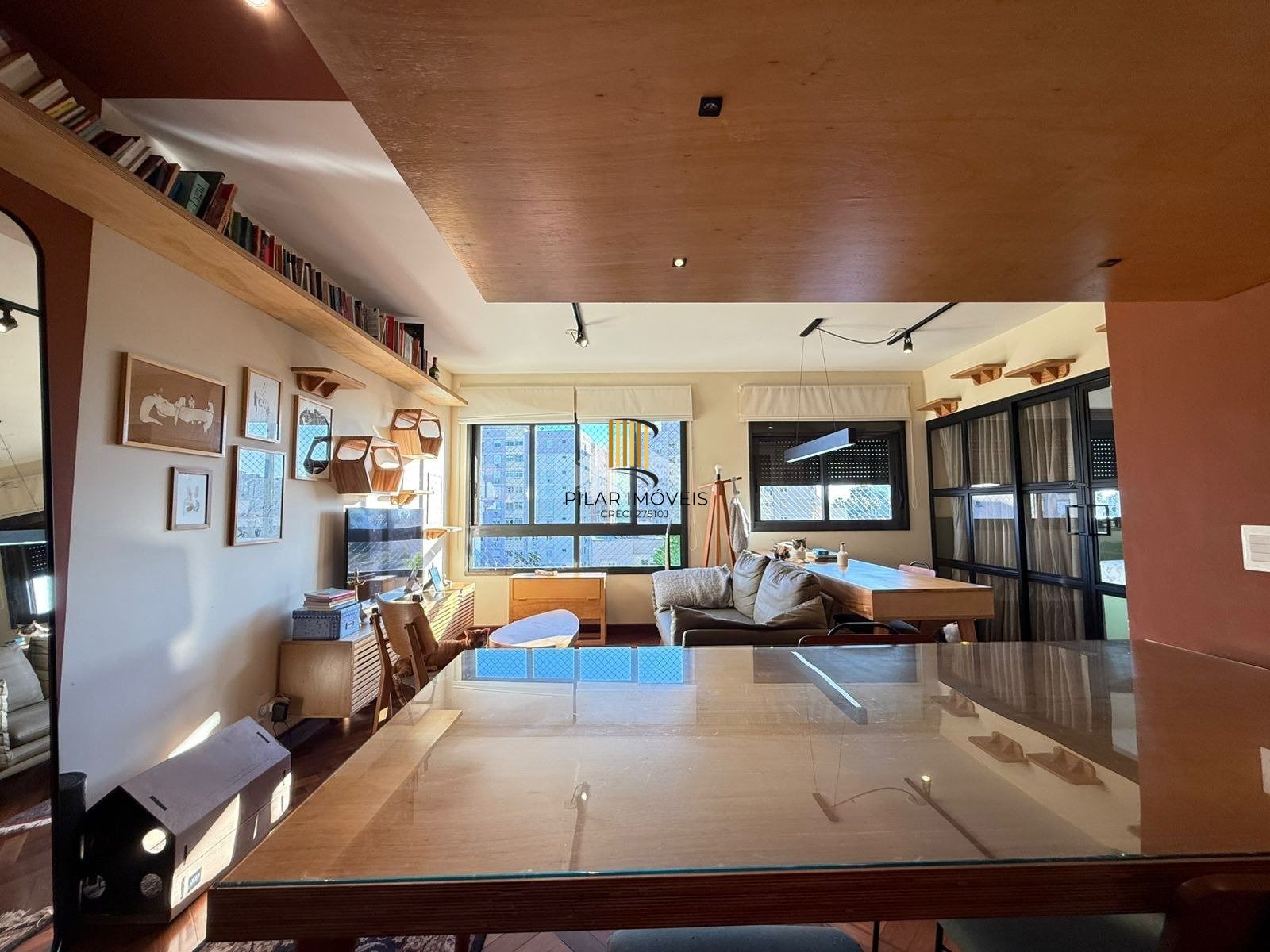 Apartamento com 2 dormitórios, suíte e churrasqueira.