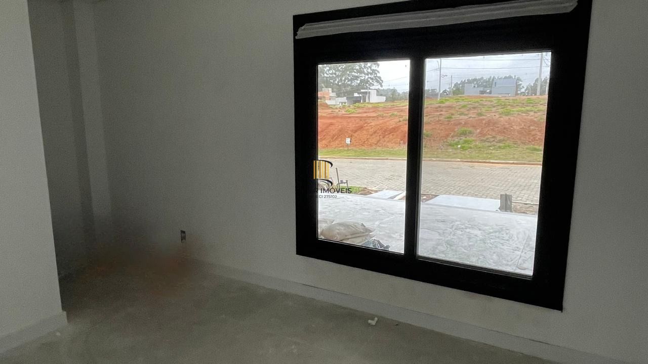 Casa em condomínio com 3 dormitórios, 2 suítes, churrasqueira, lareira e 2 vagas.
