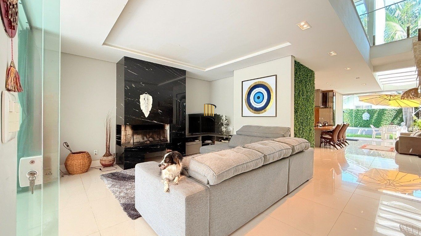 Casa de alto padrão com elevador e piscina acessível em condomínio no Passo das Pedras