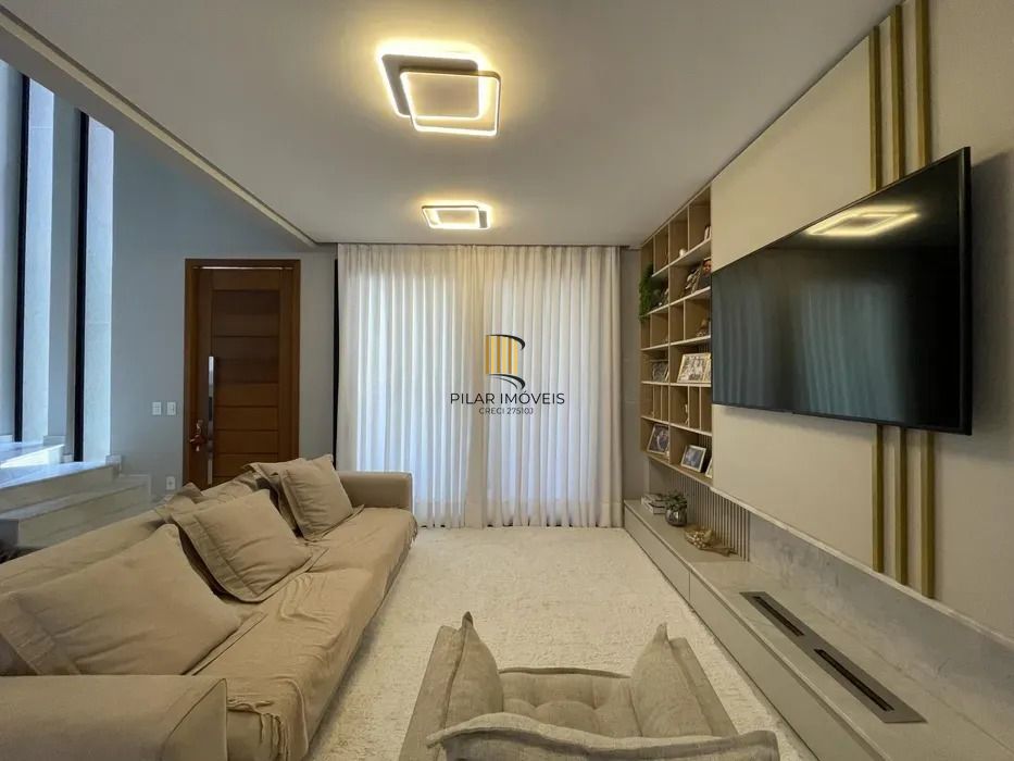 Casa em condomínio com 3 dormitórios, suíte e 2 vagas.