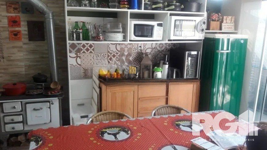 Casa residencial com 3 dormitórios 90m² privativos, e 2 vagas à venda no bairro Parque Santa Fé em Porto Alegre