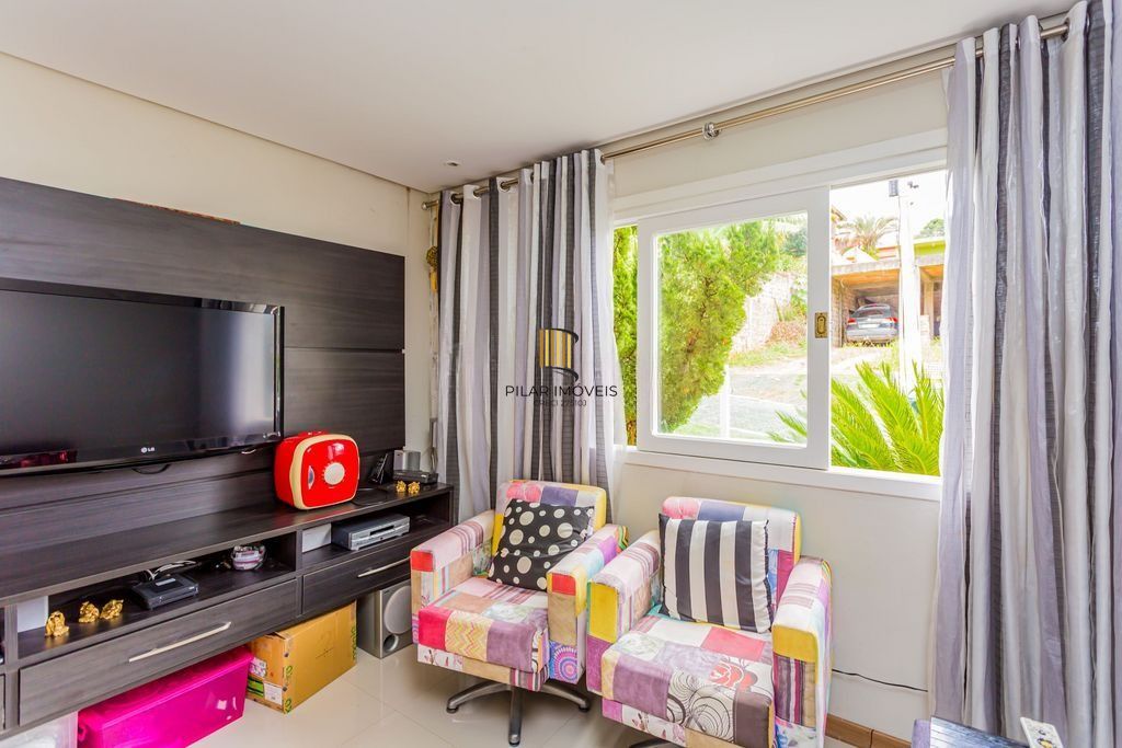 Casa em Condomínio com 3 dormitórios, suíte e 2 vagas cobertas.