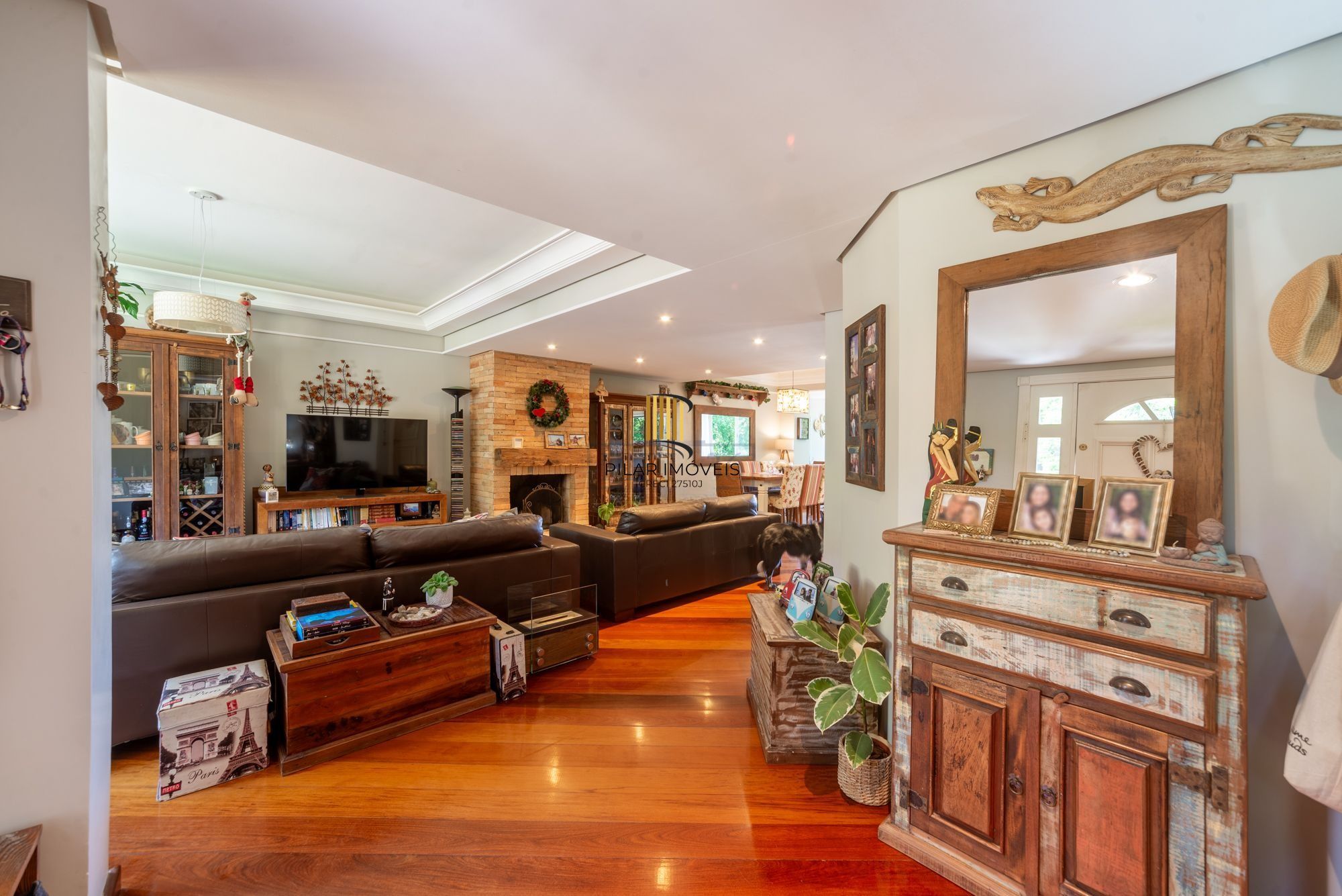Casa térrea com 4 dormitórios, 2 suítes e 3 vagas.