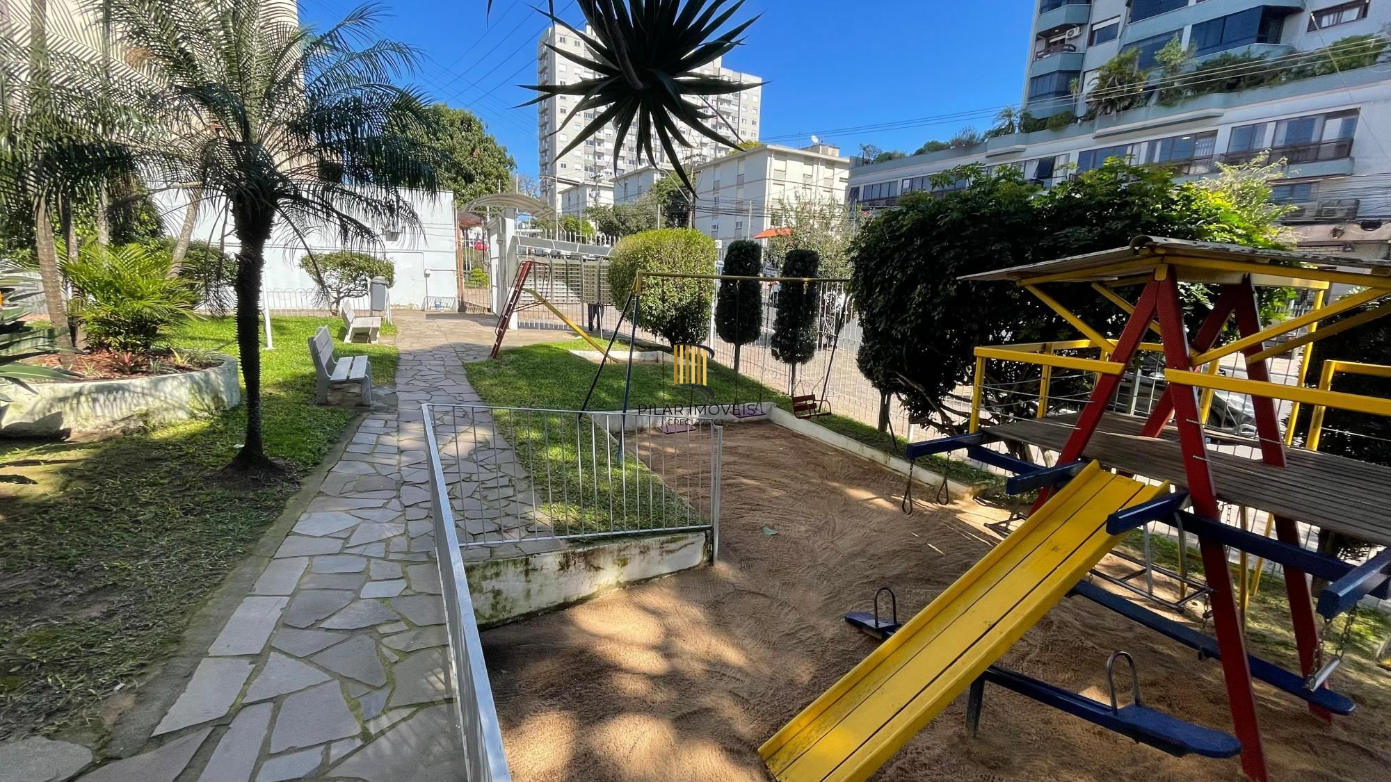 partamento térreo ensolarado com 1 dormitório e móveis na cozinha