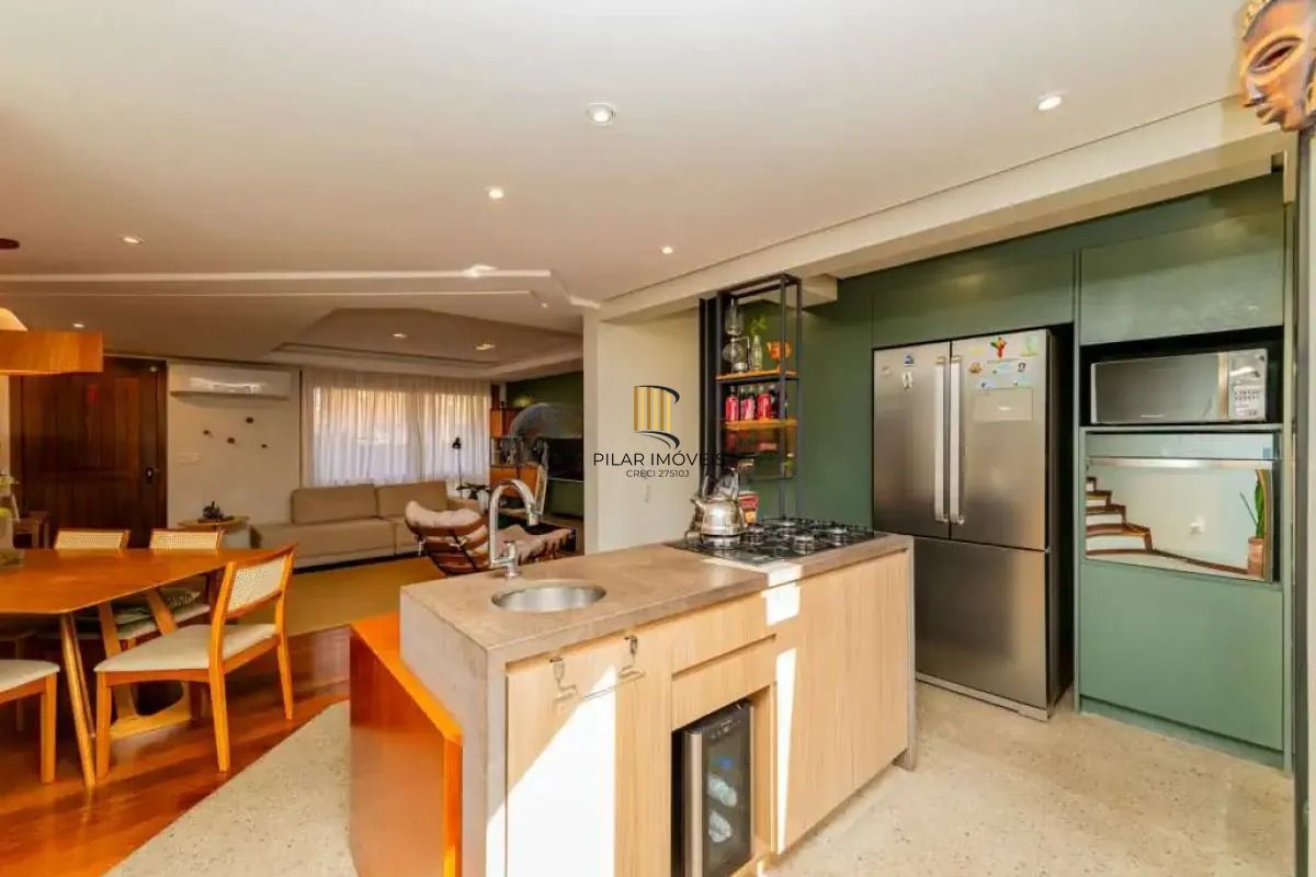 Casa em condomínio com 3 dormitórios, revertido em 2, suíte e 2 vagas.