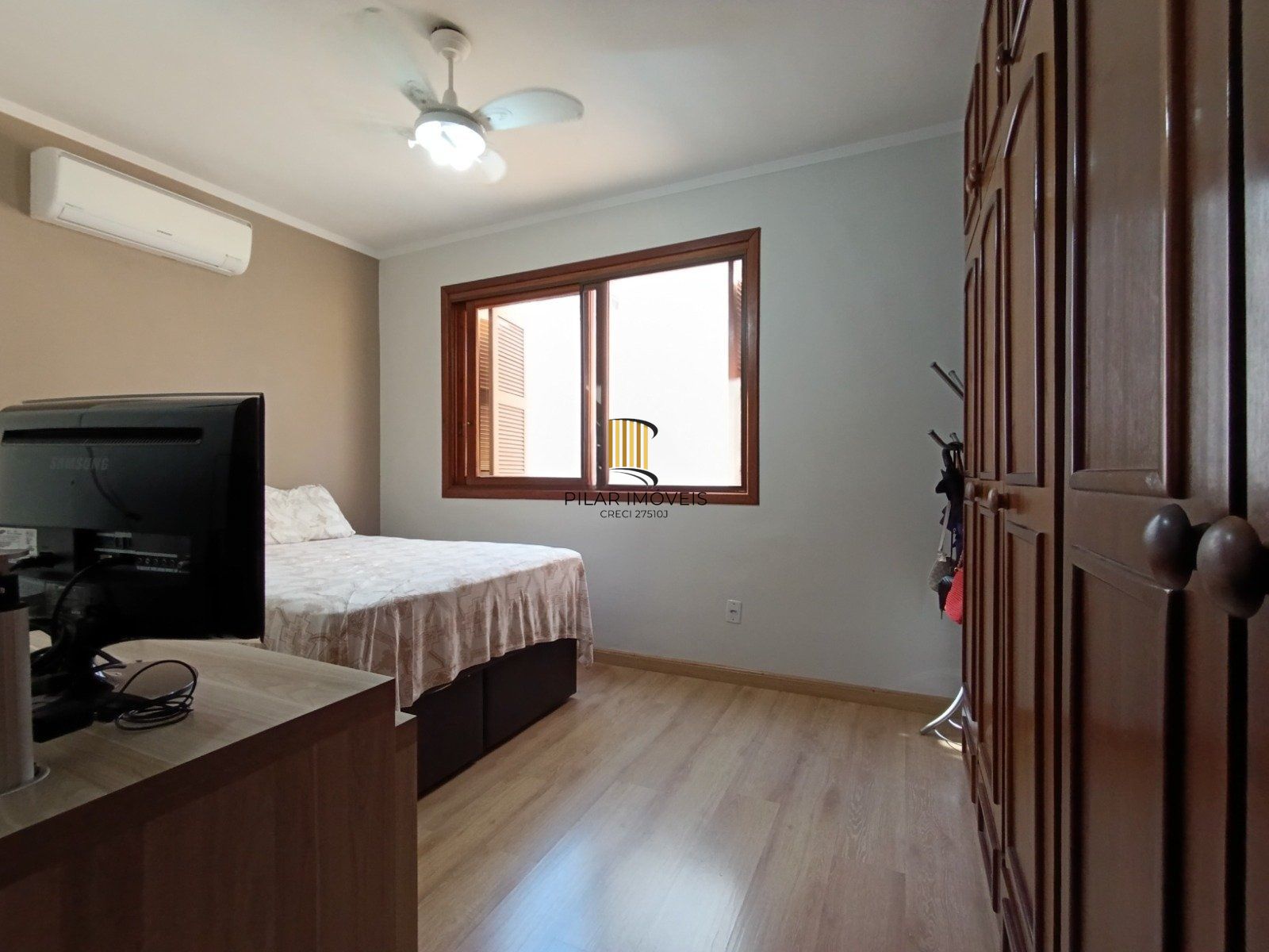 Apartamento de 2 dormitórios com suíte, sacada e churrasqueira.