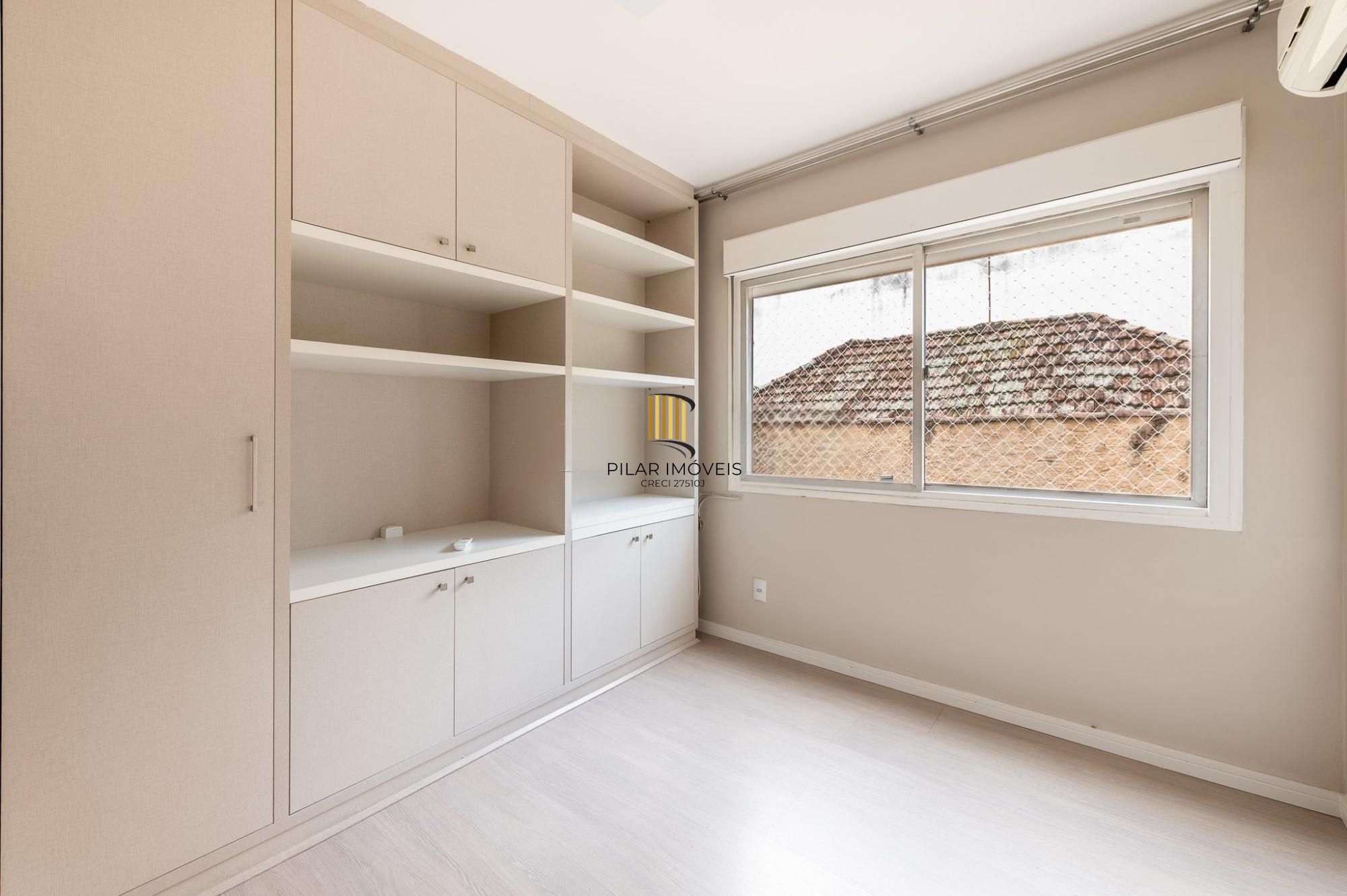 Apartamento 3 dormitórios, suíte, amplo living e vaga coberta.