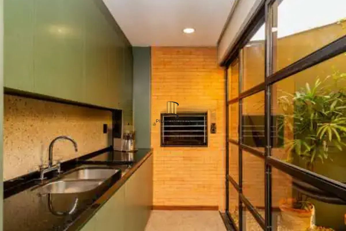 Casa em condomínio com 3 dormitórios, revertido em 2, suíte e 2 vagas.