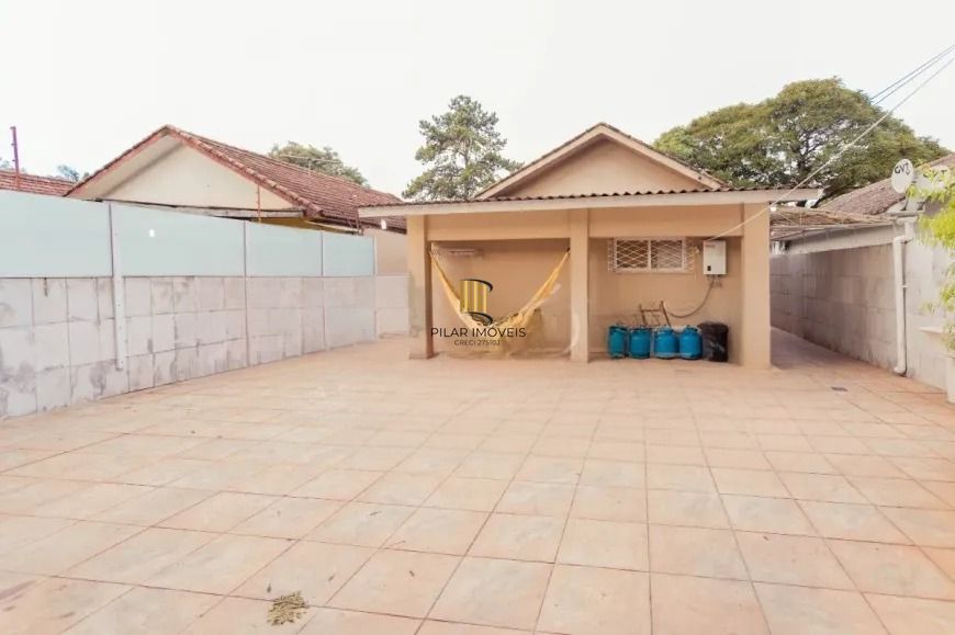 Casa térrea  com 200m² privativos, 3 quartos, Rua Sylvio Sanson - Sarandi