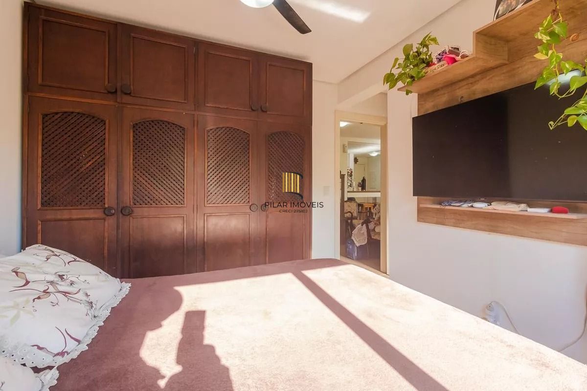 Apartamento com 2 dormitórios, suíte e churrasqueira.