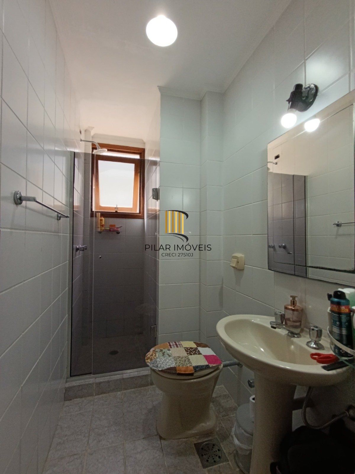 Apartamento de 2 dormitórios com suíte, sacada e churrasqueira.