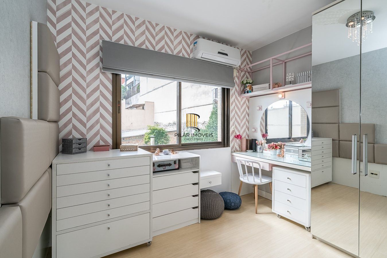 Apartamento de 3 dormitórios com 1 suíte, semimobiliado.
