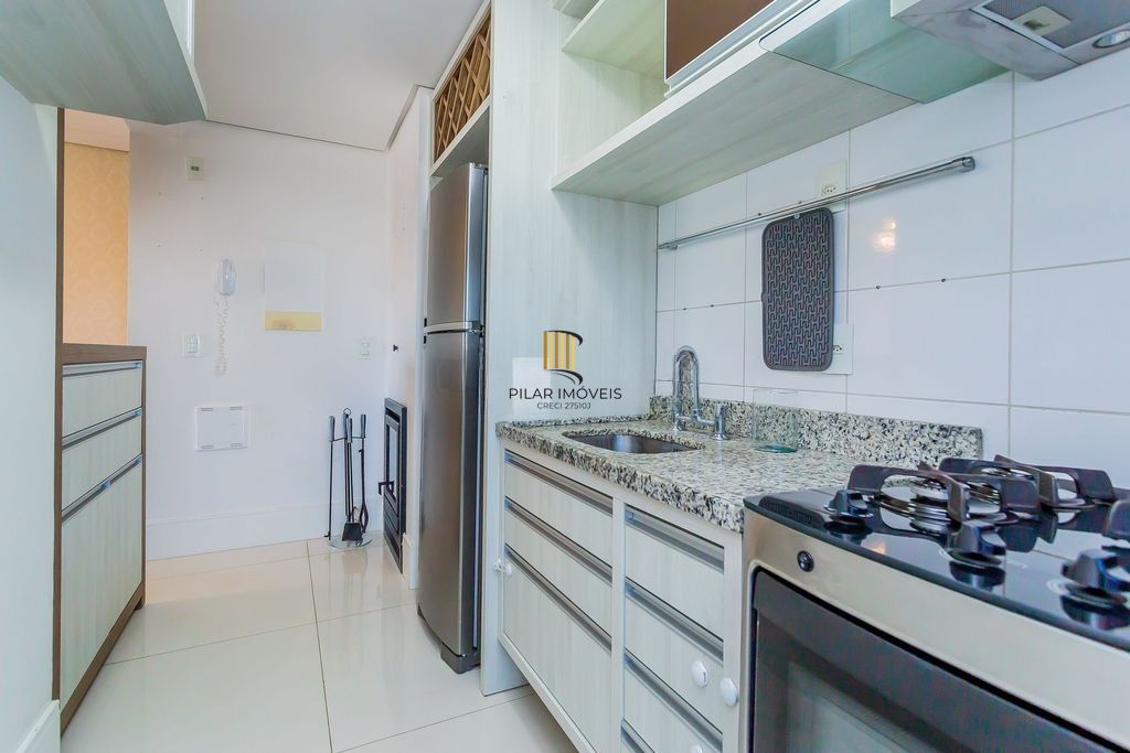 Apartamento mobiliado com lareira, suíte e sacada com vista definida