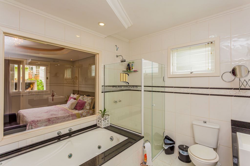 Casa em Condomínio com 3 dormitórios, suíte e 2 vagas cobertas.