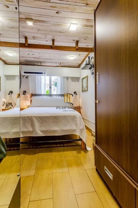 Casa térrea com 3 dormitórios, amplo pátio e 2 vagas de garagem cobertas.