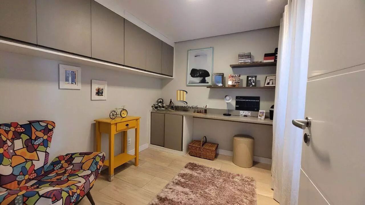 Casa em condomínio com 3 dormitórios, suíte e 2 vagas.