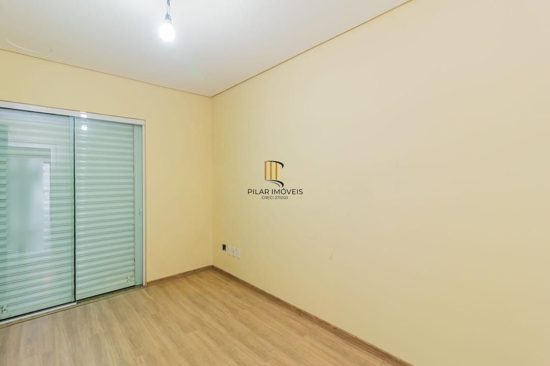 Casa com 3 dormitórios, suíte, lavabo e amplo pátio.