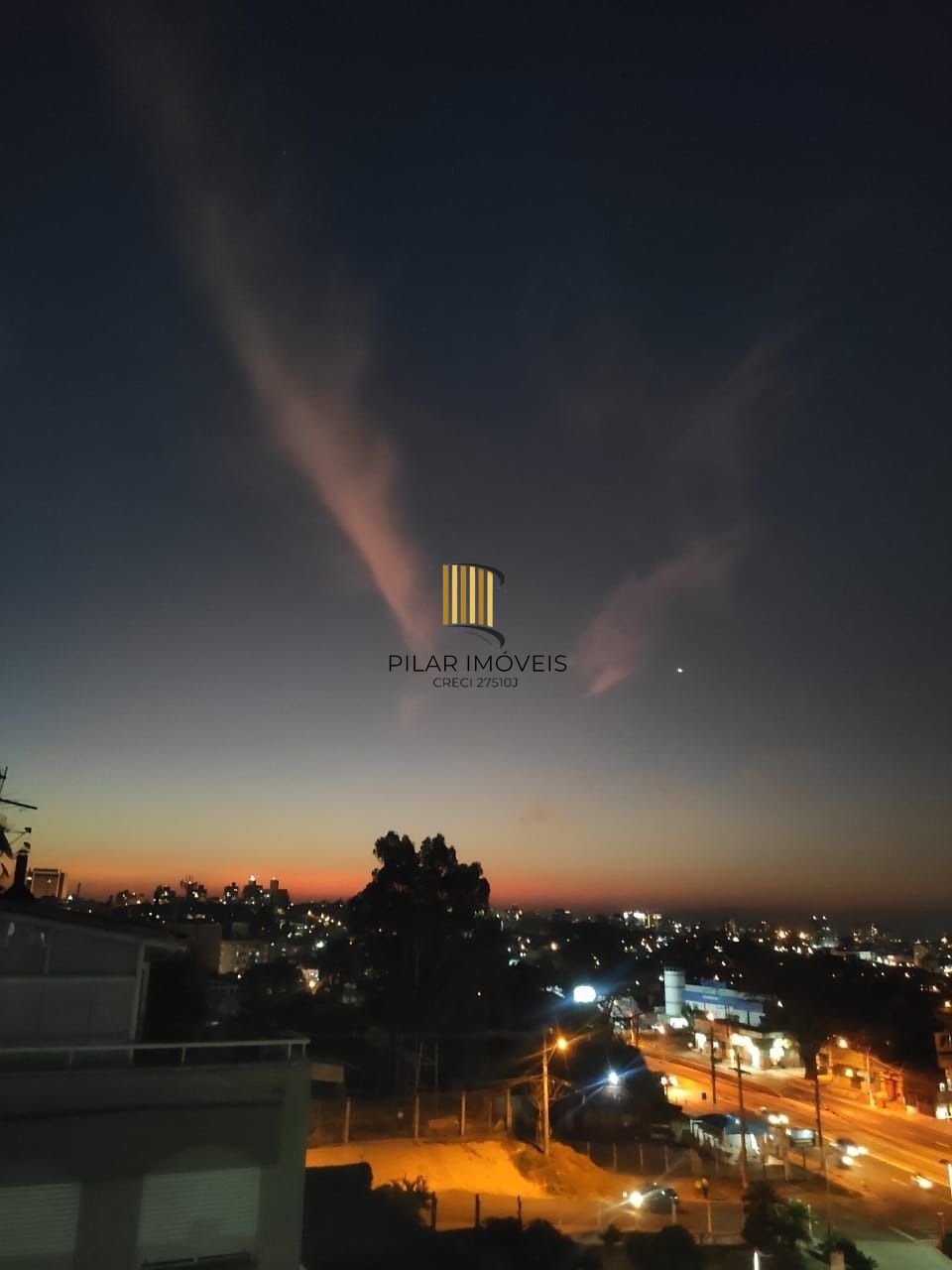 Cobertura com 3 dormitórios, suíte, piscina e churrasqueira.