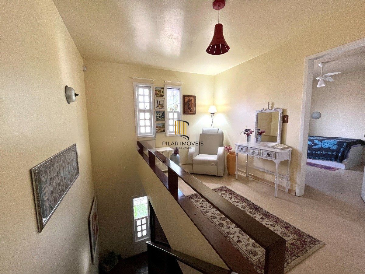 Casa com 3 dormitórios, suíte, 3 vagas de garagem.