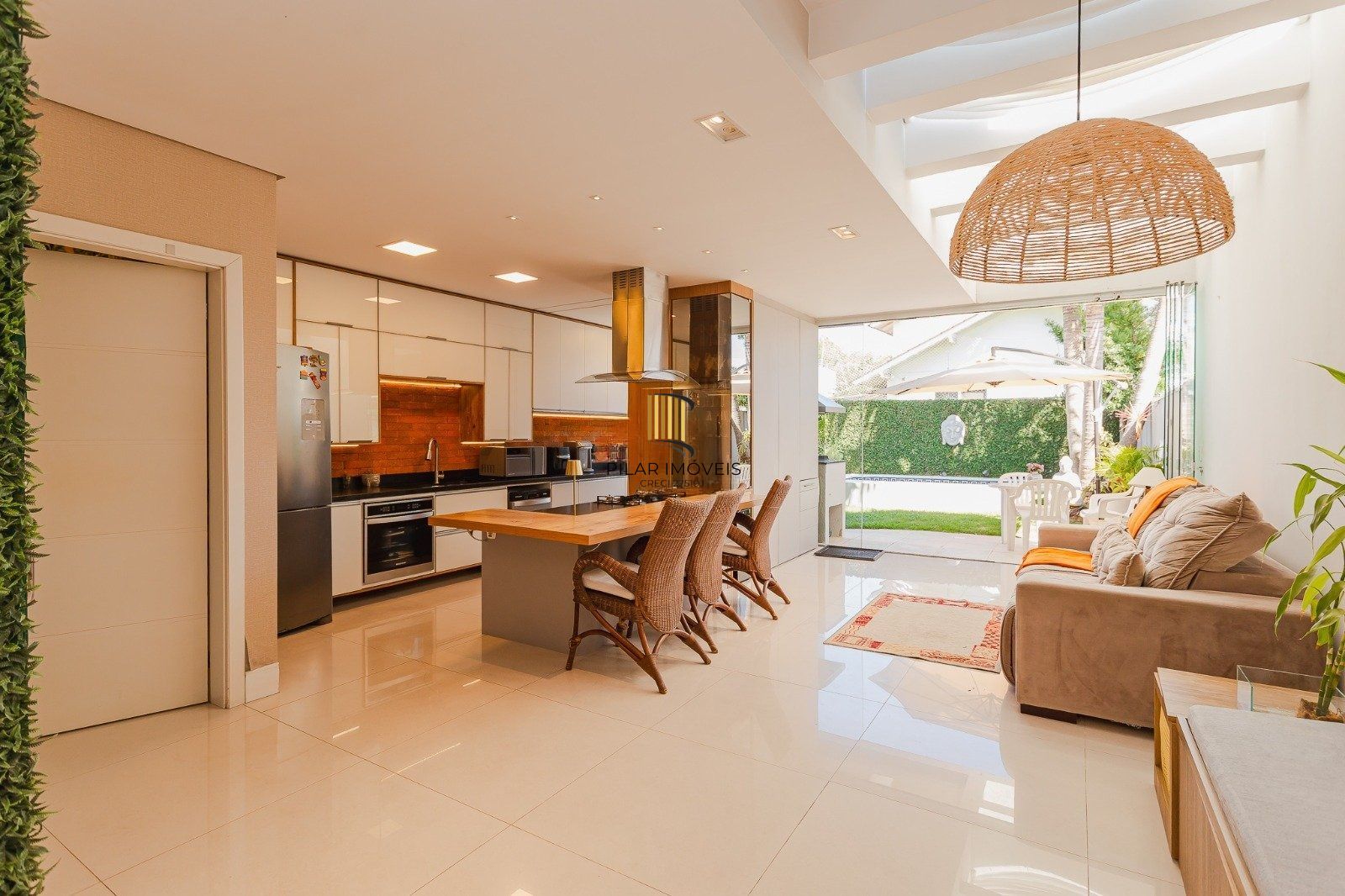 Casa de alto padrão com elevador e piscina acessível em condomínio no Passo das Pedras