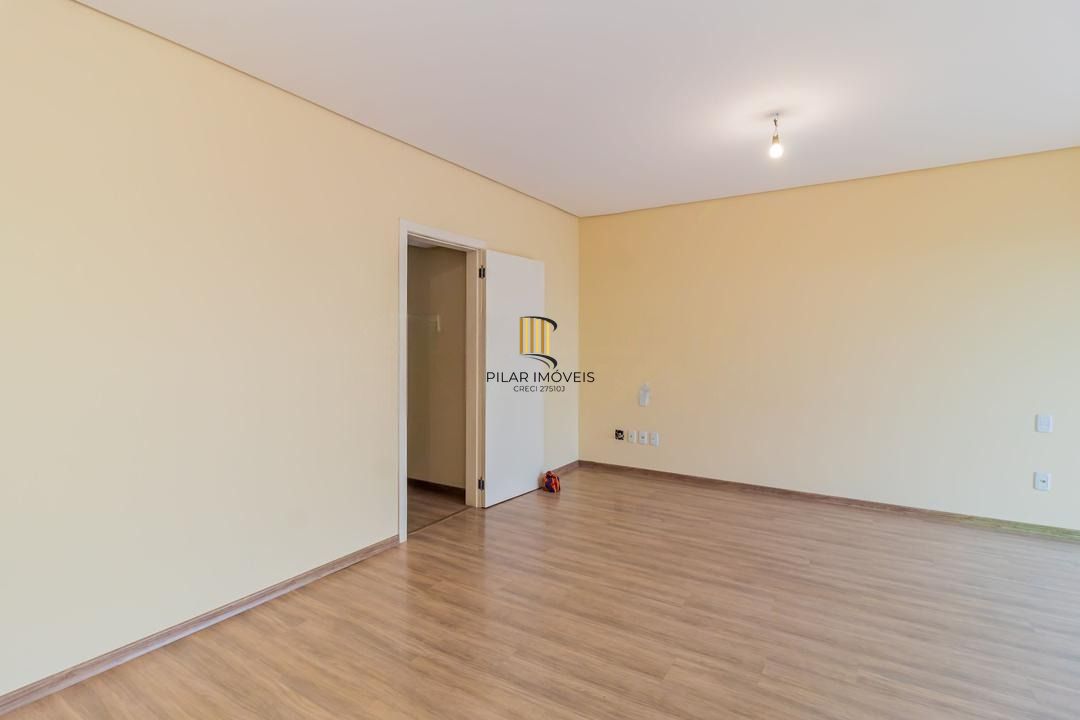 Casa com 3 dormitórios, suíte, lavabo e amplo pátio.