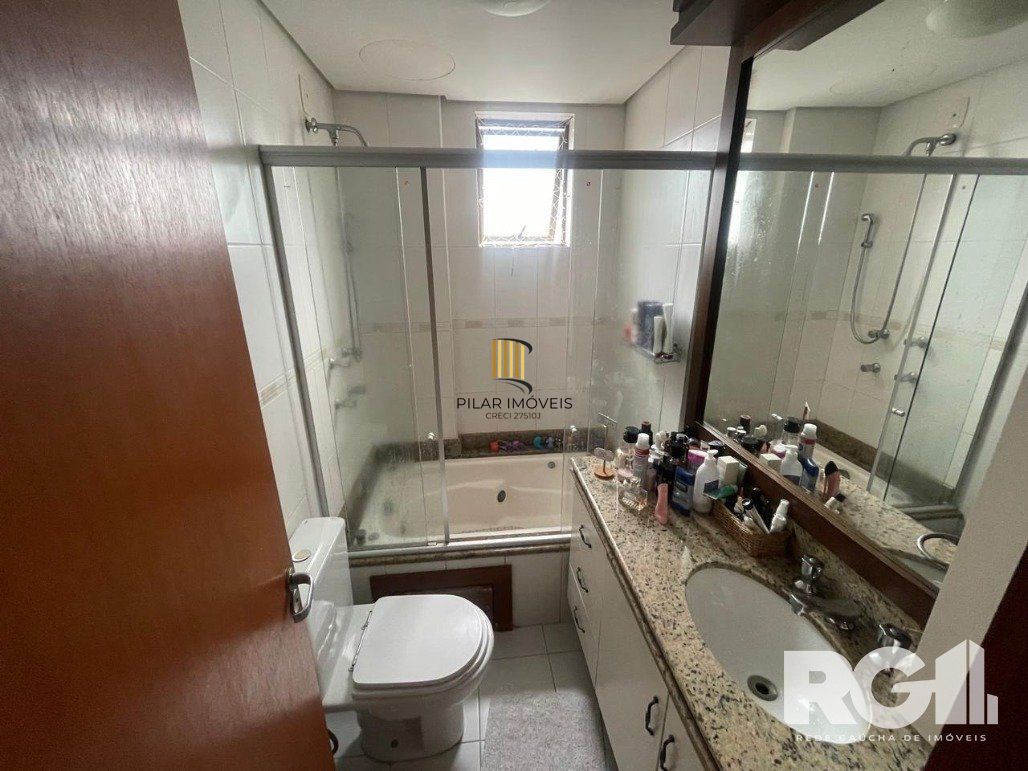 Apartamento com 3 dormitórios, 1 suíte, lavabo, 2 vagas cobertas, semimobiliado, churrasqueira e lareira.