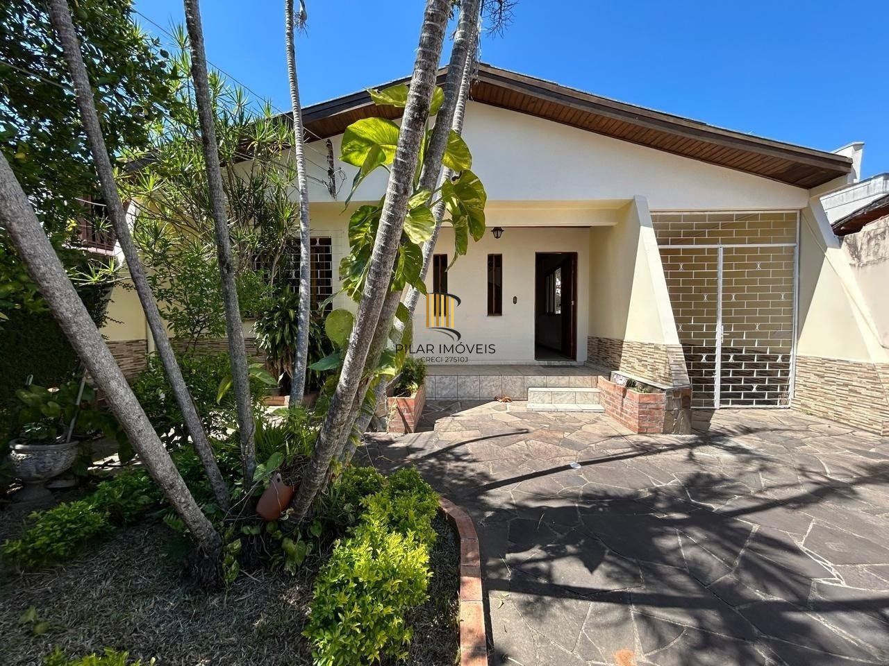 Casa 3 dormitórios com suíte e pátio no Jardim Planalto