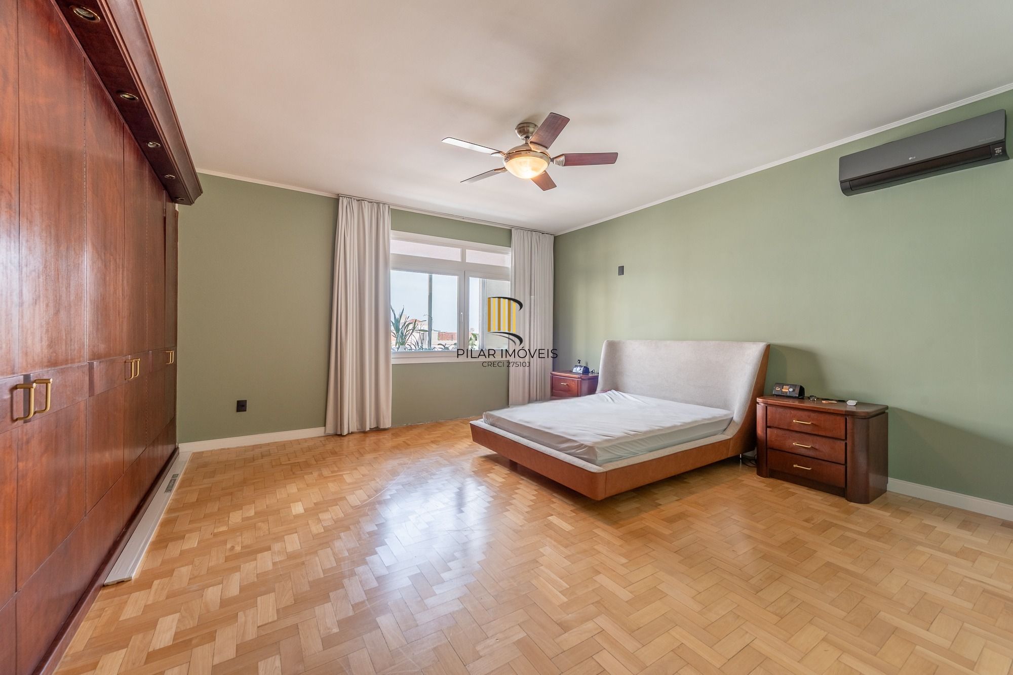 Apartamento com 295m² e 3 dormitórios, 1 suíte, 2 vagas individuais, no bairro Independência