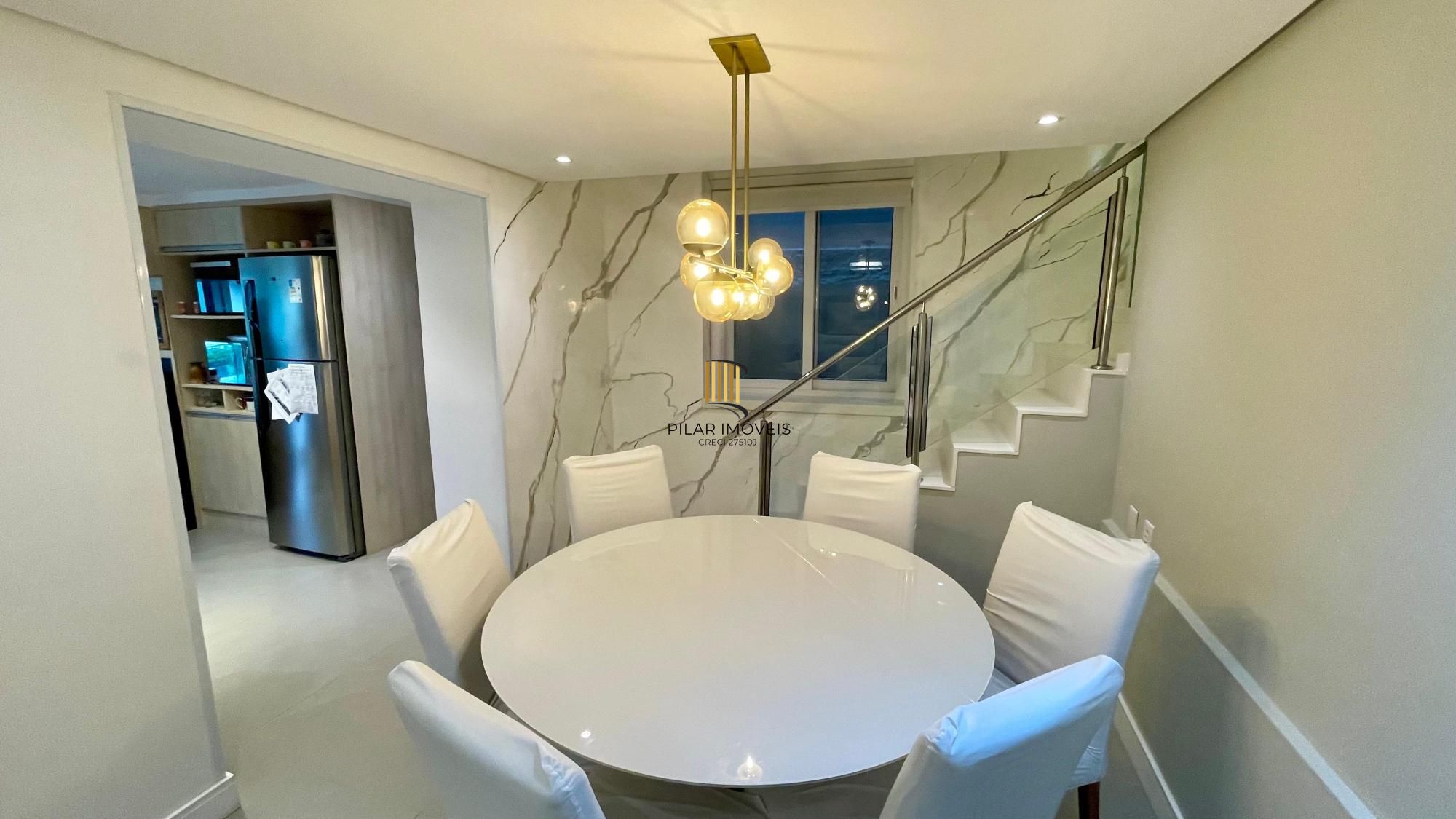 Casa térrea 100% mobiliada com 3 dormitórios, suíte, piscina e 3 vagas.