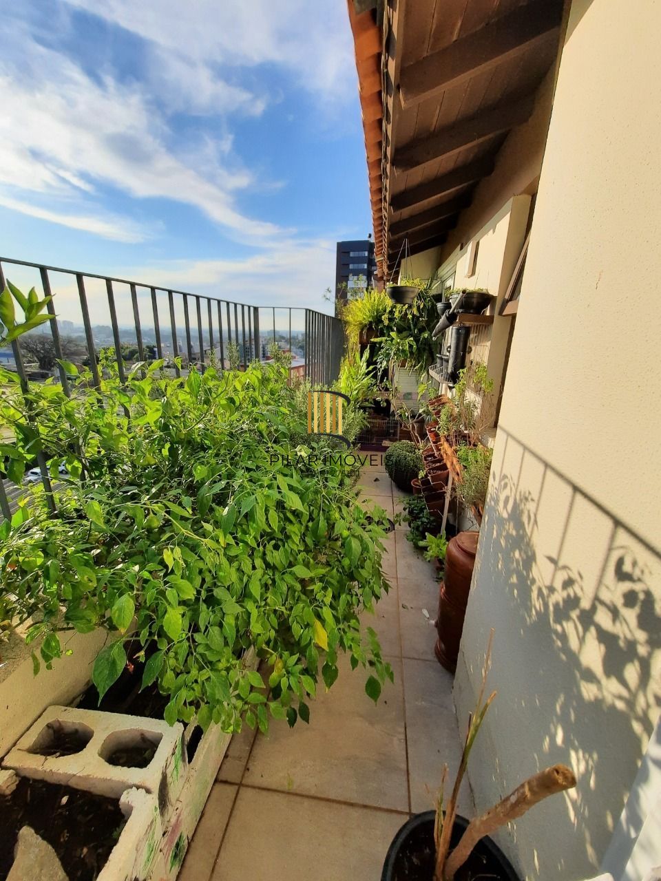 Cobertura com 3 dormitórios, suíte, piscina e churrasqueira.