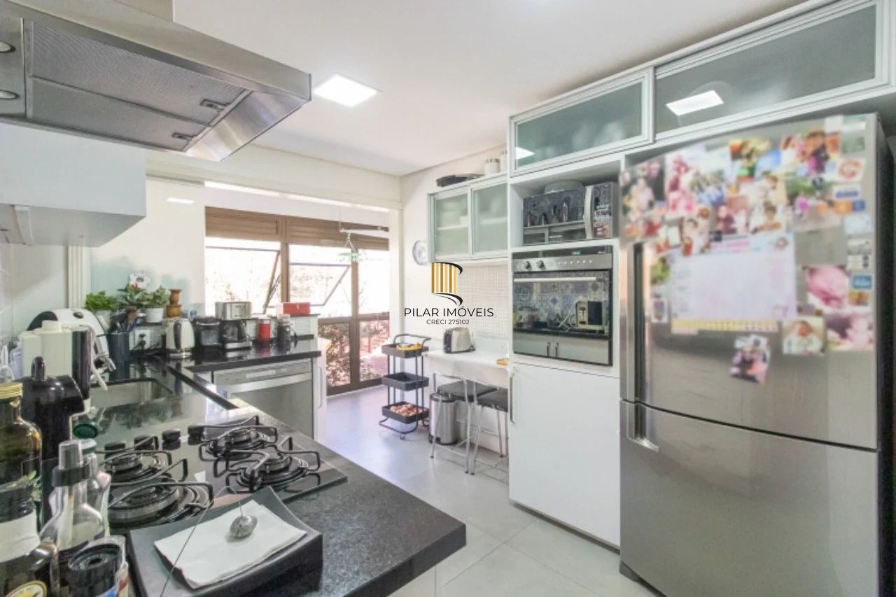 Apartamento com 3 dormitórios, 2 banheiros sociais e 2 vagas.