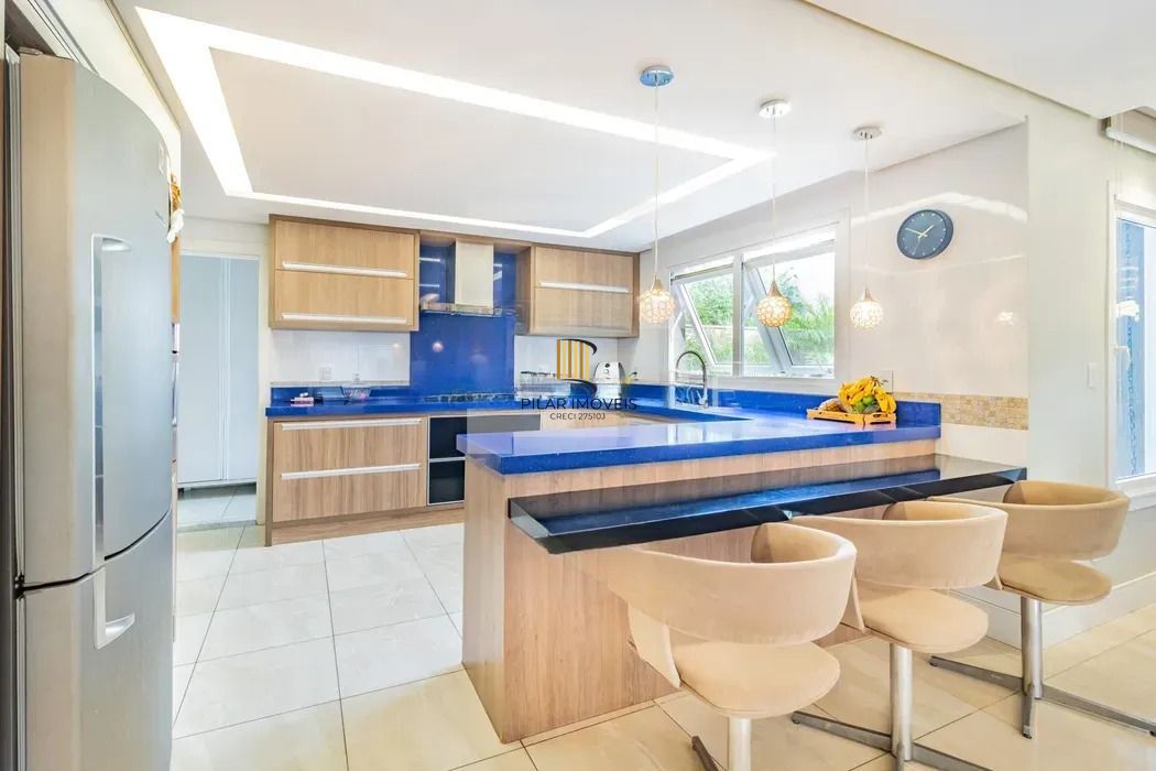 Casa térrea com 3 dormitórios, suíte e 2 vagas.