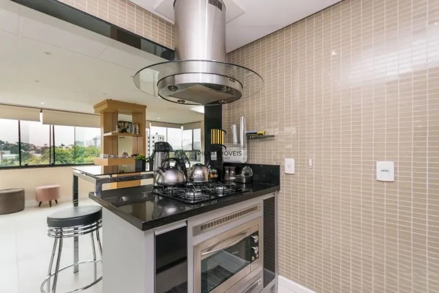 Cobertura com 3 dormitórios, suíte e 2 vagas.