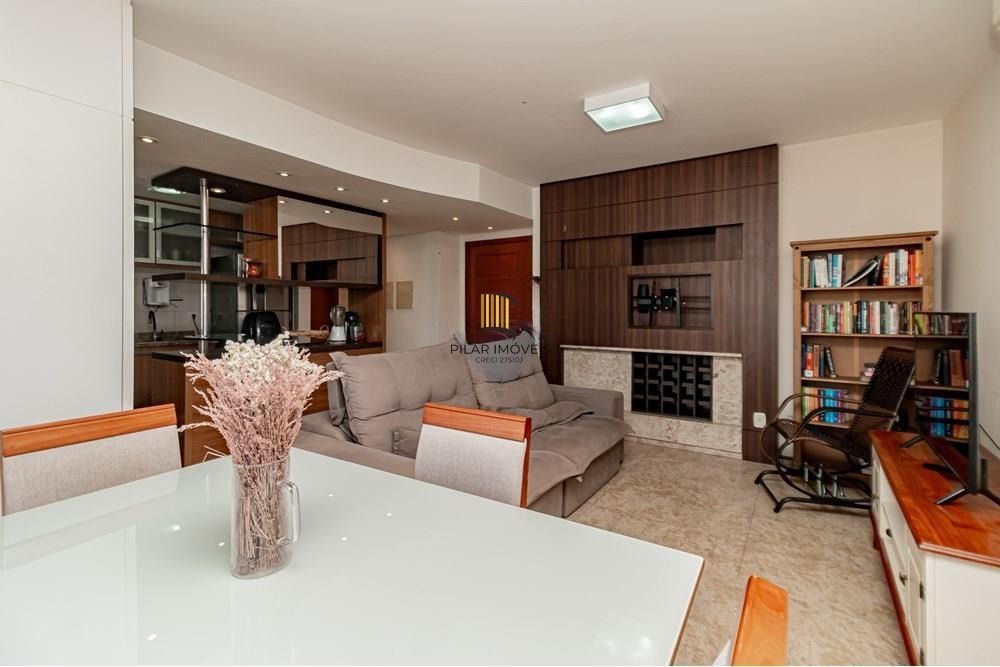 Apartamento com 3 dormitórios (sendo 1 suíte), 2 banheiros, lareira, churrasqueira e 2 vagas de garagem.