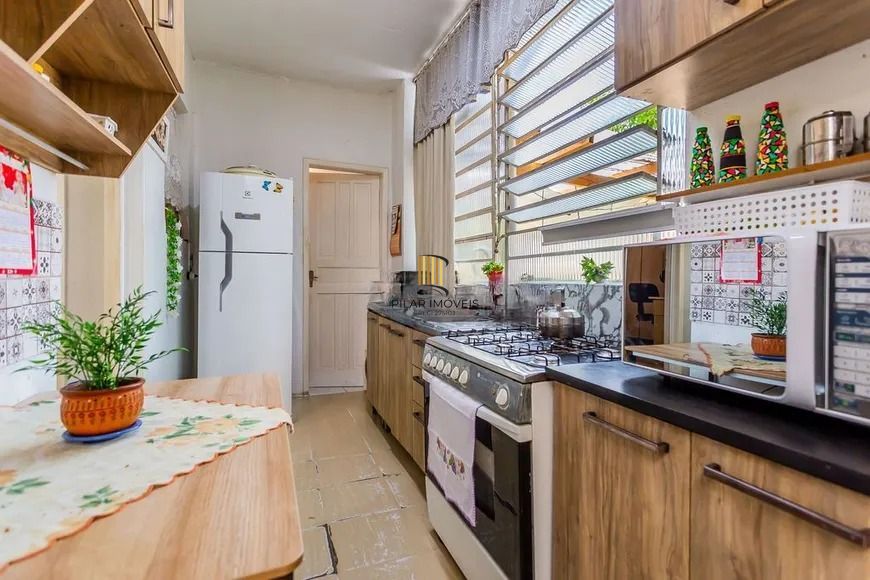 Casa térrea com 3 dormitórios, amplo pátio e 2 vagas de garagem cobertas.