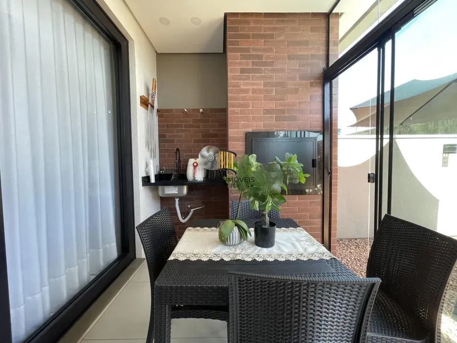 Casa em condomínio com 3 dormitórios, suíte e 2 vagas.