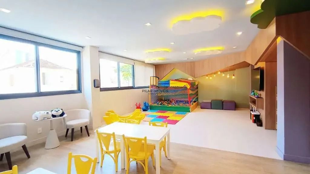 Apartamento, 2 Quartos Semimobiliado, churrasqueira, 1 vaga - Menino Deus