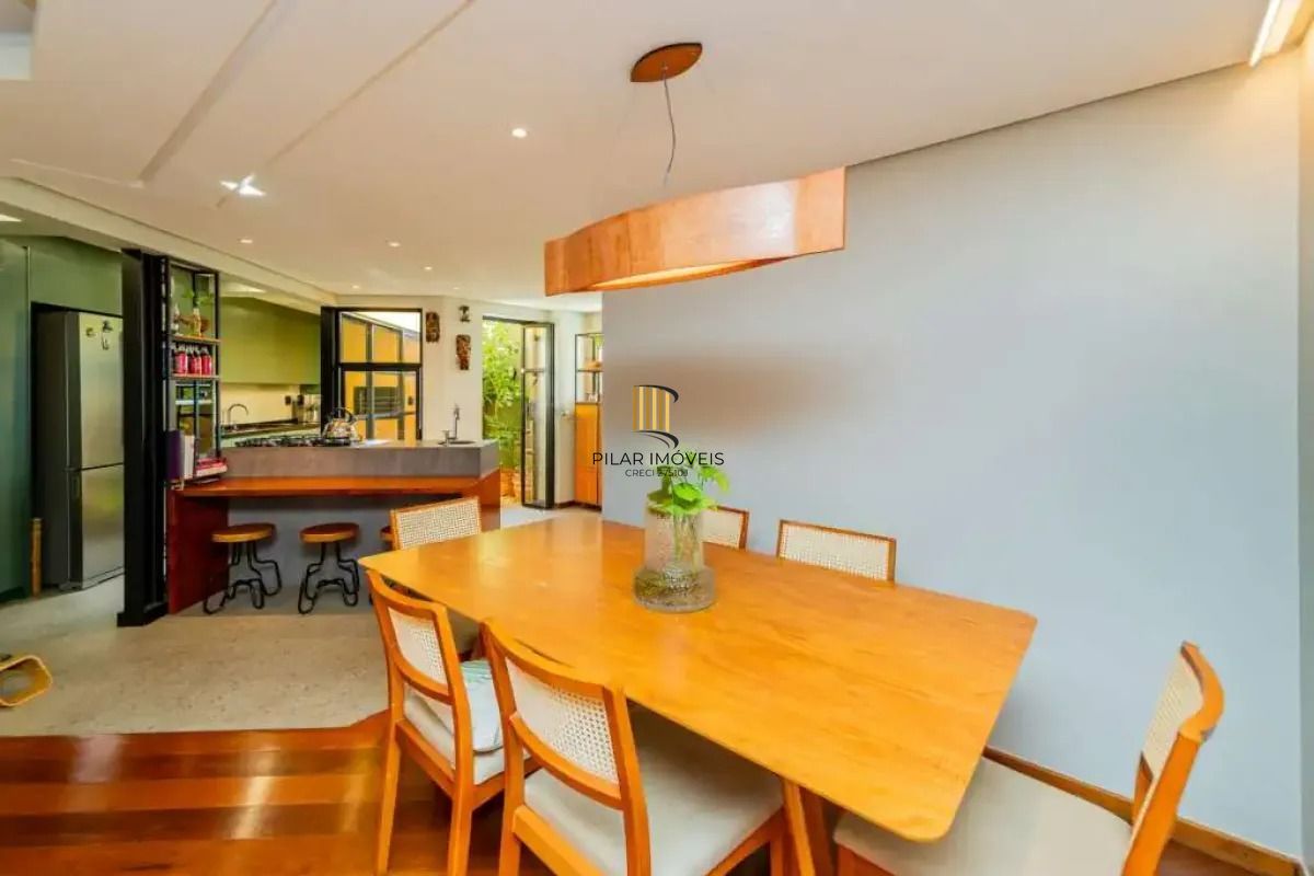 Casa em condomínio com 3 dormitórios, revertido em 2, suíte e 2 vagas.