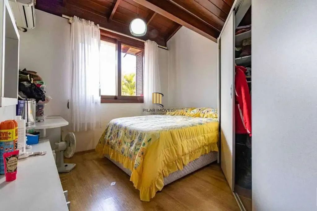 Casa com 4 dormitórios, suíte, piscina e 4 vagas.