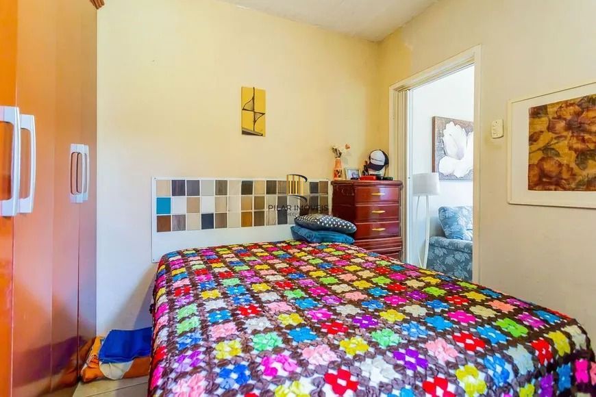 Casa térrea com 3 dormitórios, amplo pátio e 2 vagas de garagem cobertas.