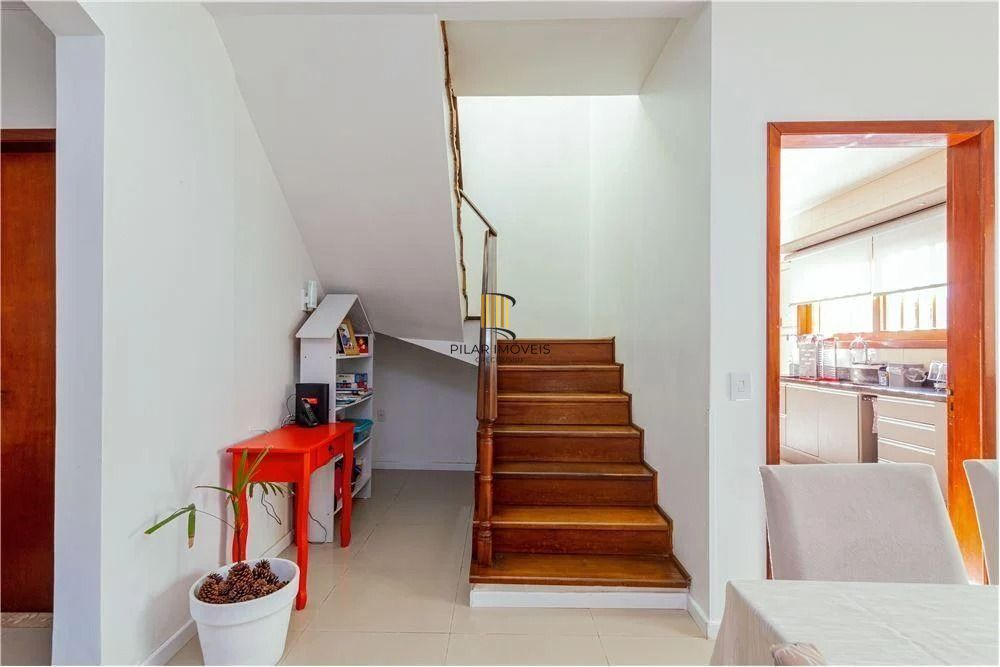 Ampla casa com 4 Dormitórios e Pátio na Zona Norte