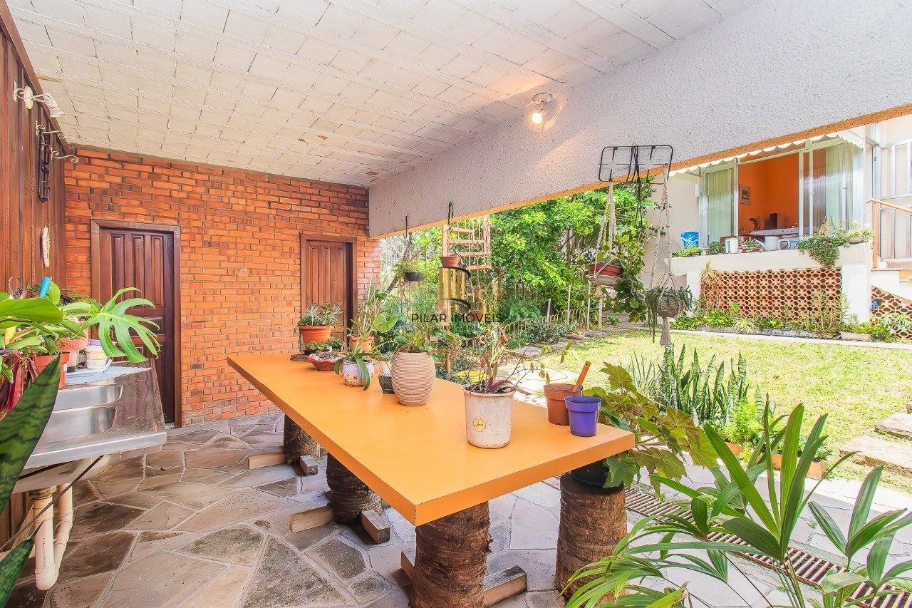 Casa ampla com pátio, edícula e terraço – Vila Ipiranga, Porto Alegre