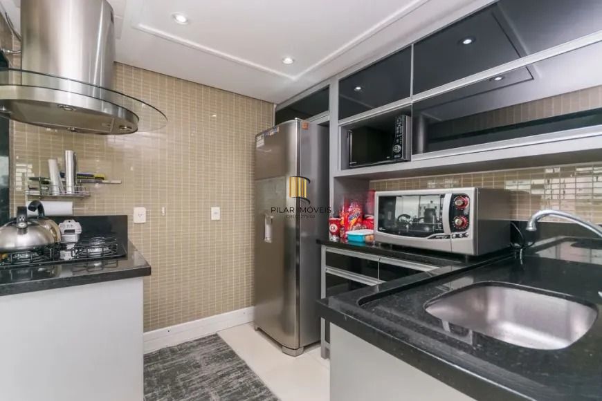 Cobertura com 3 dormitórios, suíte e 2 vagas.