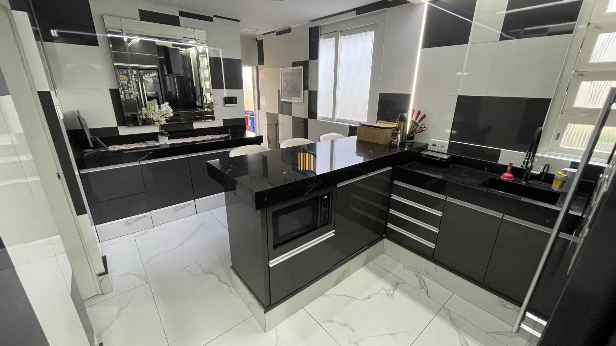 Casa térrea com 2 suítes com amplo pátio,