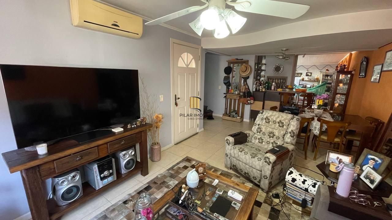 Sobrado em condomínio no Jardim Lindóia com pátio e suíte